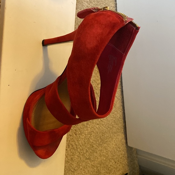 Fabulous red Steve Madden 5” heels - Picture 2 of 6